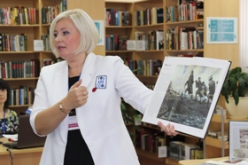 Ирина Петрова демонстрирует книги