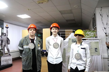 Школьники в костюме нефтяника и в касках