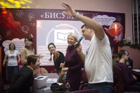 Ведущий создавал непринужденную обстановку 1