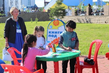 Выездной читальный зал МБУ "БИС". "Самотлорские ночи"