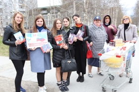 библиотекари дарят книги