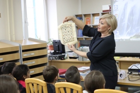 библиотекарь знакомит детей с папирусом