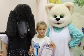 Кошка Машка и пудель Атремон вручают награды