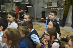 дети слушают экскурсовода