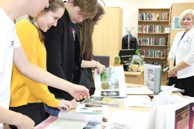 дети листают книги о Петре I