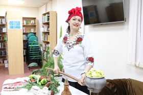 Солоха Нина Зуева встречает гостей