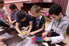 дети собирают пазлы