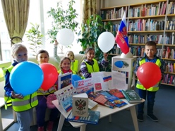 дети в читальном зале на тематической книжной выставке