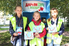 дети с открытками