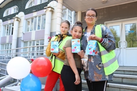 дети с открытками которые сделали сами на мастер классе