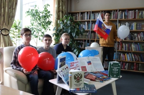 молодежь на книжной выставке