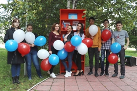 молодежь на празднике