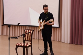 гитарист Иван Логинов