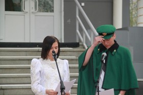 Участники мероприятия показывают сценку по произведениям Пушкина