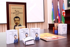 Мини издание по сравнению с обычной книгой