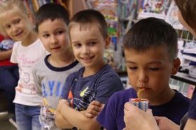 дети определяют на вкус какой сокJPG