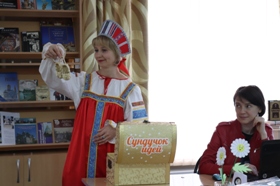 сотрудники библиотеки демонстрируют лапти