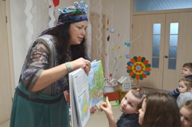 гости изучают Урал по книгам