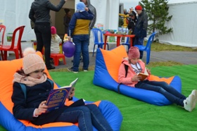 Чтение на креслах пуфах