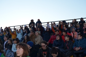 публика подпевает