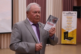 С.Д. Великопольский дарит книгу библиотеке.