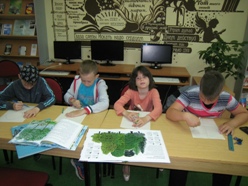 дети помогают создавать декорации