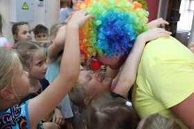 обнимашки с клоунами