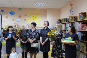 Заведующие библиотек пришли поздравить ДБ 3