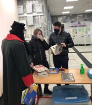 выдача книг читателям