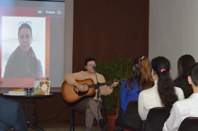 Исполнение песен под гитару