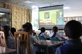 Дети смотрят мультфильм