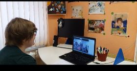 библиотекарь ведет трансляцию