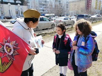 Акция Георгиевская ленточка школьники участвуют