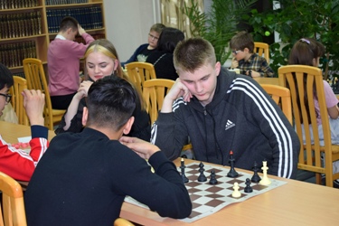 Библионочь играют в шахматы