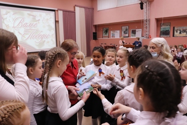 Вальс Победы дети с ветеранами