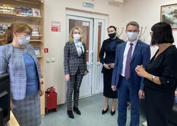 Гости в отделе "Прикосновение"