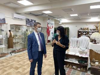 Артур Латыпов в экспозиционно-выставочном зале