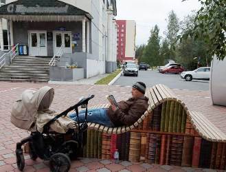 Читатели в Литературном сквере