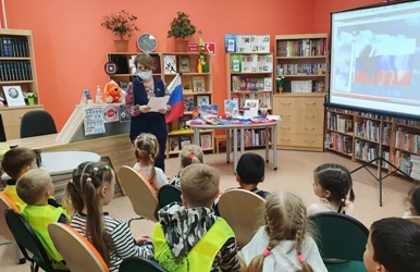 Мерпориятия ко Дню российского флага в ГБ №12