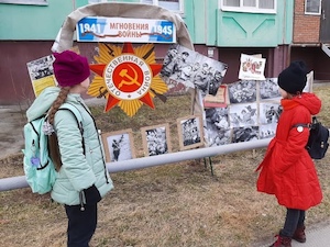 Школьники рассматривают выставку