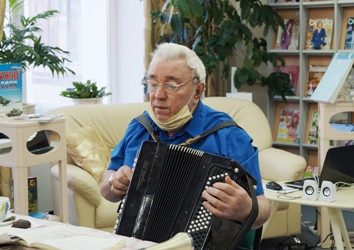 Александр Колесов играет на баяне