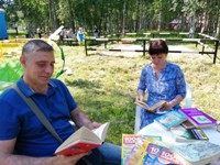 Приятно почитать под сенью берез