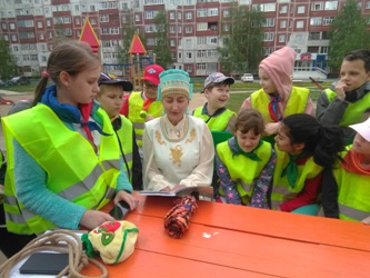 Библиобабушка читает детям сказки