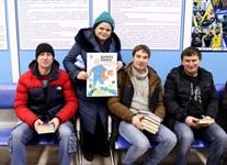 Л.В.Виняцкая проводит акцию книгодарения в Нижневартовском аэропорту