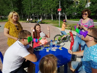 Взрослые веселятся, как дети