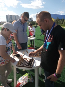 Для взрослых - шахматы и шашки