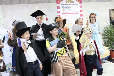 Дети позхдравляю гостей с праздником