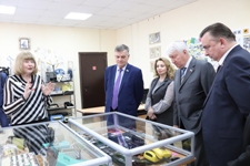 Высокие гости знакомятся с ретро-экспозицией