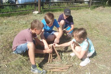 Юные туристы разводят костер