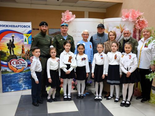 Выступающие и зрители благотворительного концерта